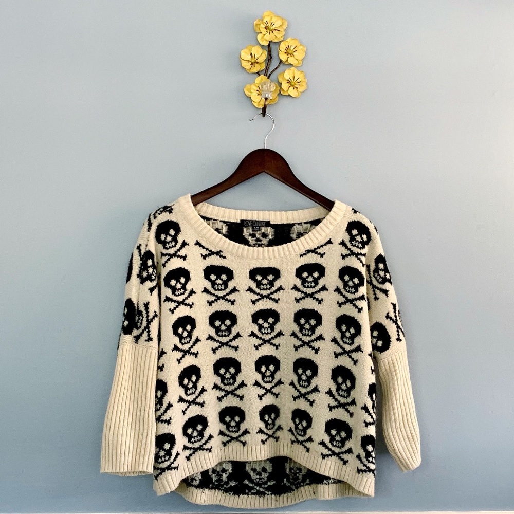 LOVE CULTURE Cropped Skull Sweater 💀💕